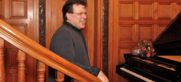 Andrei Gavrilov walking down stairs to Steinway D in Concert Hall